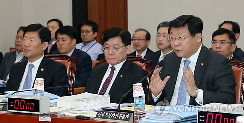 답변하는 주형환 산업장관