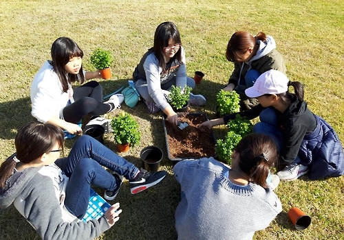 천리포수목원의 청소년 대상 내나무 갖기 체험