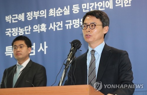 '최순실 국정농단' 의혹을 수사하는 특별검사 대변인인 이규철 특검보가 21일 오후 서울 강남구 대치동 특검 사무실에서 정례브리핑을 하고 있다.