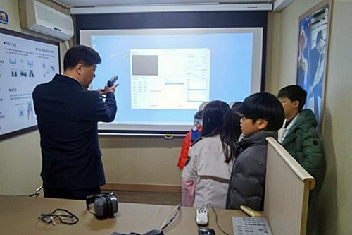 사격 시범하는 경찰관
