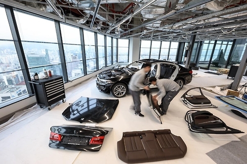 BMW 뉴5시리즈 '39층 이송작전'…2만5천개 부품 해체·조립 - 4