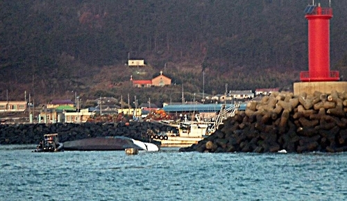 군산 연도항서 출항하던 어선 전복…1명 실종(종합) - 1