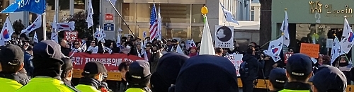 시위대 헌재 앞서 경찰과 대치
(서울=연합뉴스) 방현덕 기자 = 27일 박근혜 대통령 탄핵심판 최종변론 기일을 앞두고 서울 종로구 헌법재판소 앞에서 탄핵 기각을 주장하는 시위대와 경찰병력이 대치하고 있다. 2017.2.27
banghd@yna.co.kr
(끝)