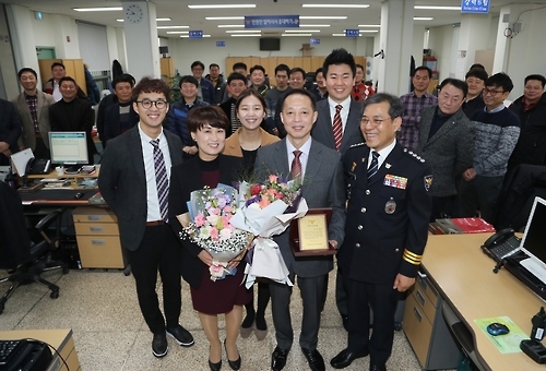 퇴임하는 '키다리 경찰관'