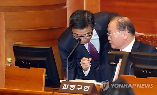 대화하는 이중환-이동흡 (서울=연합뉴스) 박동주 기자 = 22일 오전 서울 종로구 재동 헌법재판소에서 열린 탄핵심판 16차 변론에 앞서 박근혜 대통령 측 법률대리인단의 이중환 변호사(왼쪽)가 이동흡 변호사와 대화하고 있다. 2017.2.22pdj6635@yna.co.kr(끝)