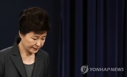굳은 표정의 박 대통령(서울=연합뉴스) 이상학 기자 = 박근혜 대통령이 4일 오전 청와대 춘추관 대브리핑실에서 '최순실 국정개입' 의혹 파문 관련 대국민 담화를 마친 뒤 취재진 앞으로 이동하고 있다. 2016.11.4leesh@yna.co.kr (끝)