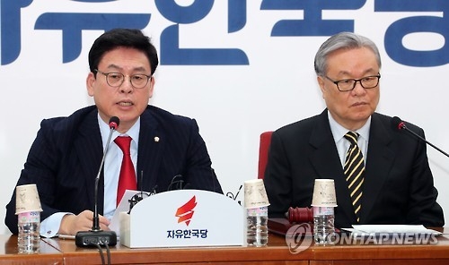 자유한국당 정우택 원내대표(왼쪽)와 인명진 비상대책위원장(오른쪽)