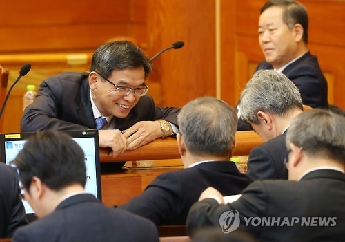 (서울 사진공동취재단=연합뉴스) 27일 오후 서울 종로구 재동 헌법재판소에서 열린 박근혜 대통령 탄핵심판 최종 변론에 앞서 박근혜 대통령 측 법률대리인단의 이중환 변호사가 관계자들과 대화하고 있다. 2017.2.27photo@yna.co.kr(끝)