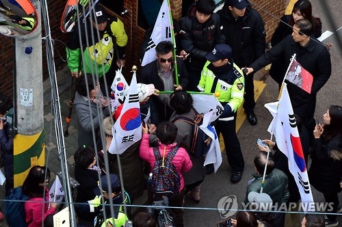 朴 전 대통령 사저입주 준비 마무리 단계…골목앞 지지자 운집(종합) - 3