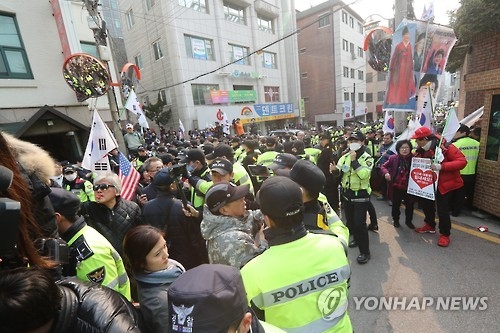 박 前대통령 사저복귀 '준비완료'…지지자 수백명 구호 외쳐(종합) - 1