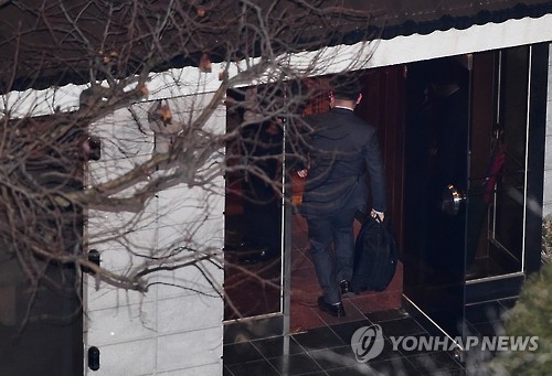 박 전 대통령 밤늦게까지 이사…장우산으로 가리며 '007작전' - 1