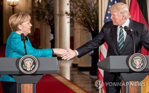 정상회담후 공동기자회견에서 메르켈 총리와 악수하는 트럼프(오른쪽)