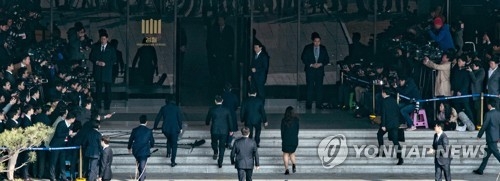 검찰청 들어가는 박 전 대통령