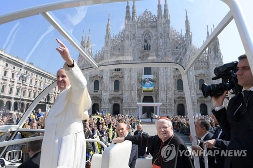 밀라노 대성당 앞 광장에서 신자들에게 손을 흔드는 프란치스코 교황