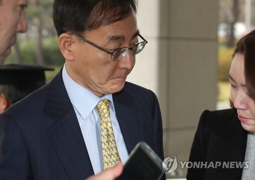 기자들의 질문 받는 김수남 총장