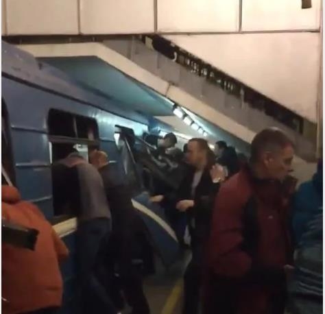 "뇌성…잘려나간 팔다리들"…아비규환 러시아 지하철 폭발현장 - 2