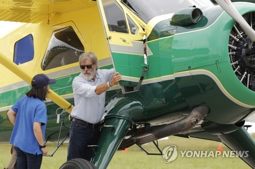 경비행기 탑승하는 해리슨 포드