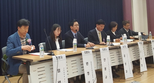 4일 오후 국회의원회관 제1소회의실에서 열린 한국다문화가족지원센터협회 포럼에서 주제발표자 정재훈 서울여대 교수(맨 오른쪽)와 패널리스트들이 토론을 펼치고 있다.