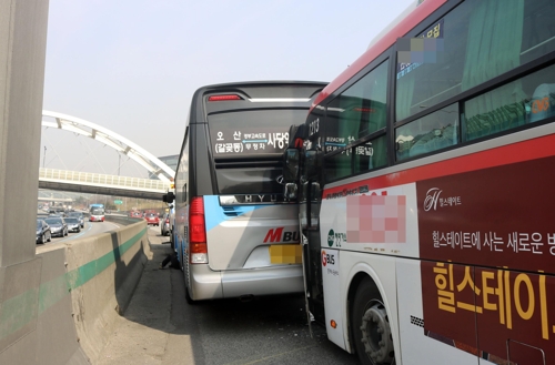 경부고속도로서 버스 3대 추돌…44명 부상