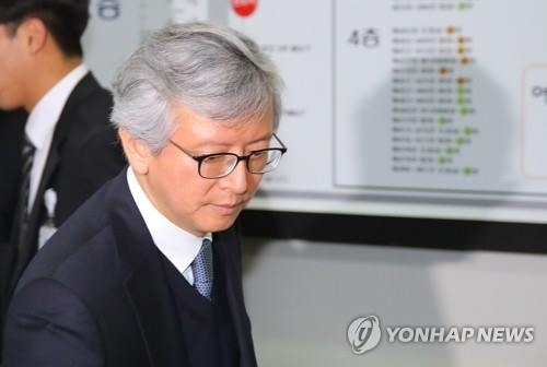 공판 출석하는 정기양 대통령 자문의(서울=연합뉴스) 황광모 기자 = 박근혜 전 대통령의 자문의 였던 정기양 세브란스병원 피부과 교수가 27일 오전 서울 서초동 서울중앙지법에서 열린 2차 공판 준비기일에 출석하고 있다. 2017.3.27hkmpooh@yna.co.kr(끝)