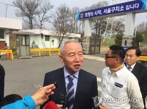 박근혜 찾아온 남재준(의왕=연합뉴스) 최종호 기자 = 남재준 전 국정원장이 7일 의왕시 서울구치소에서 박근혜 전 대통령 접견을 위해 찾았다가 만나지 못한 채 기자들과 인터뷰하고 있다. 2017.4.7zorba@yna.co.kr