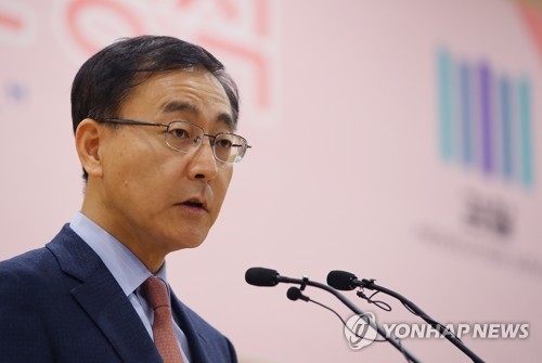 기념사하는 김수남 검찰총장(서울=연합뉴스) 황광모 기자 = 김수남 검찰총장이 7일 오전 서울 송파구 문정동 법조단지에 신축 개청한 서울동부지방검찰청 준공식에서 기념사를 하고 있다. 2017.4.7hkmpooh@yna.co.kr(끝)