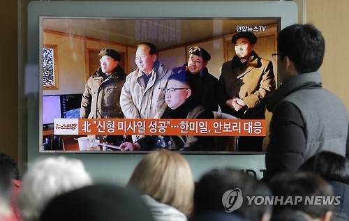 북한의 미사일 발사 소식을 TV로 지켜보는 서울 시민들