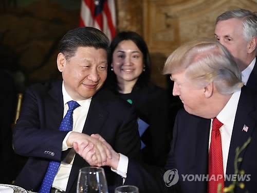 (팜비치 AP=연합뉴스) 도널드 트럼프 미국 대통령(오른쪽)과 시진핑 중국 국가주석이 6일(현지시간) 미국 플로리다주 팜비치의 마라라고 리조트에서 열린 만찬장에서 악수를 나누고 있다.