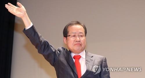 답례하는 홍준표