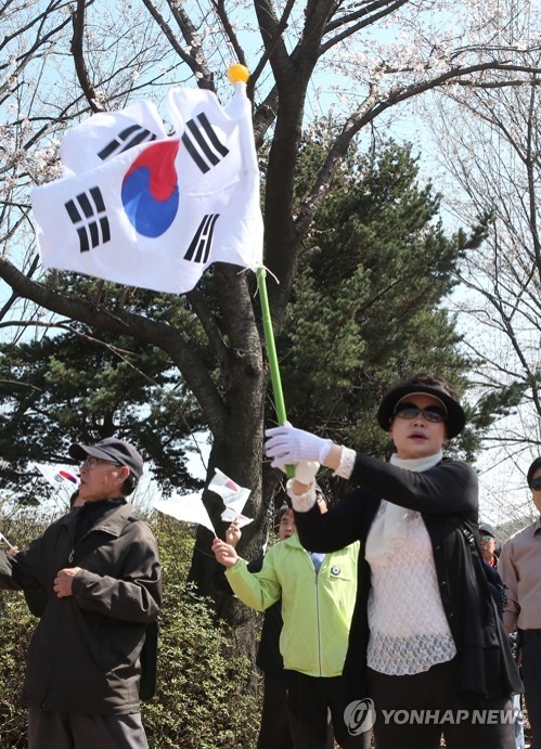 태극기 흔드는 朴 지지자