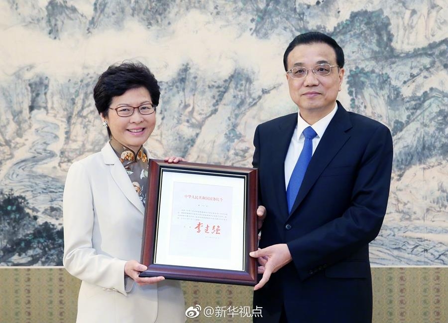 리커창 중국 총리(오른쪽)와 캐리 람 홍콩 행정장관 당선인(왼쪽) 