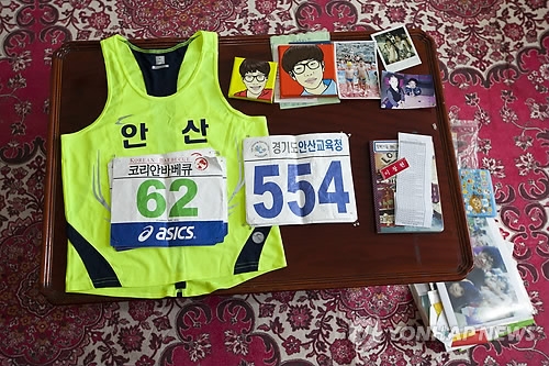 세월호 참사 1주기 추모 사진전에 전시되는 작품