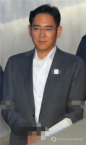 공판 출석하는 이재용(서울=연합뉴스) 손형주 기자 = '박근혜 전 대통령과 '비선 실세' 최순실 씨에게 뇌물을 제공한 혐의로 구속된 이재용 삼성전자 부회장이 14일 오전 서울 서초구 서울중앙지법에서 열린 공판에 출석하기 위해 호송차에서 내려 법정으로 향하고 있다. 2017.4.14 handbrother@yna.co.kr(끝)