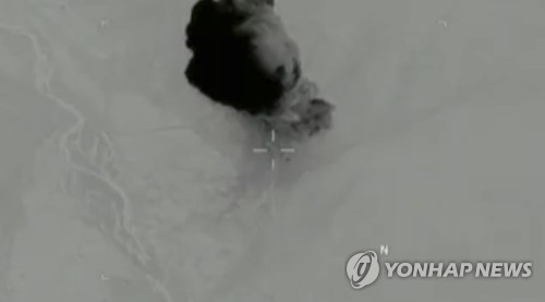 미국 국방부가 공개한 GBU-43 투하 영상 캡쳐