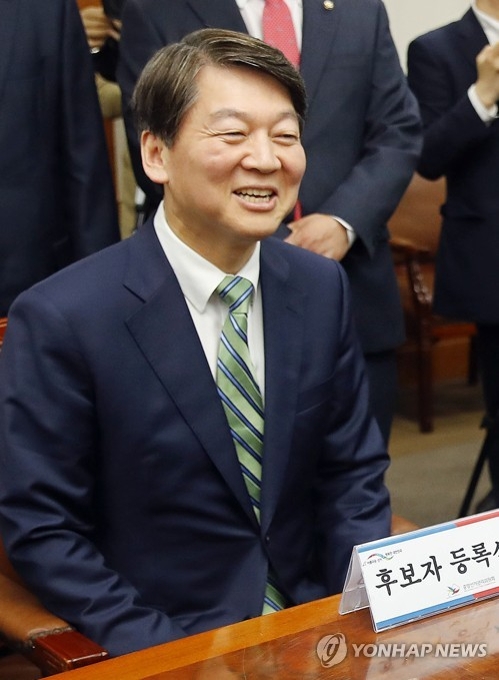 安, 서울 노원서 '의원직 사퇴' 인사…세월호 3주기 추모 - 1