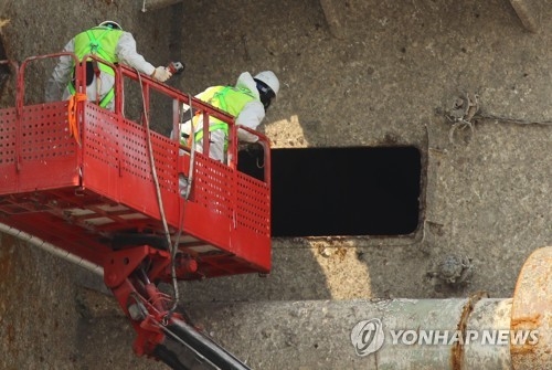 세월호 내부 들여다보는 작업자들