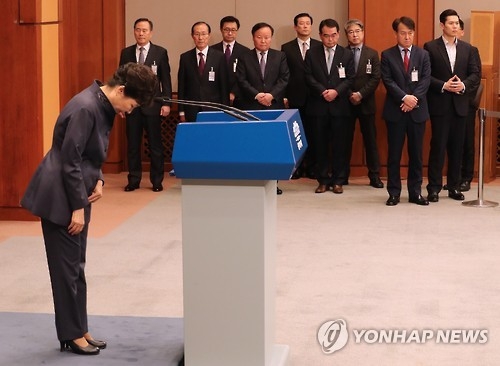 대국민사과 후 인사하는 박 대통령