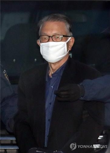 공판 출석하는 김기춘(서울=연합뉴스) 한상균 기자 = 블랙리스트 작성 개입 혐의로 기소된 김기춘 전 청와대 비서실장이 17일 오전 서울중앙지법에서 열린 공판에 출석하고 있다. 2017.4.17xyz@yna.co.kr(끝)