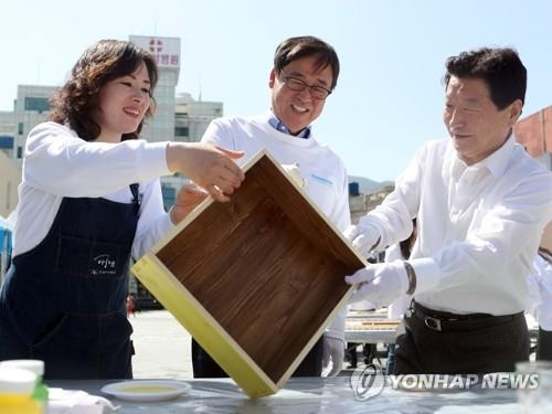 안상수 시장·정지택 부회장 "봉사활동 해요"