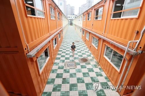 임시 교실에서 공부하는 학생들