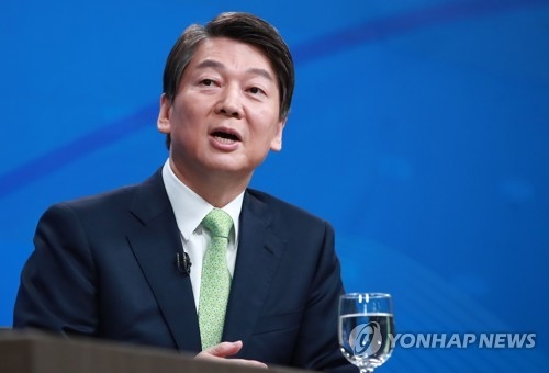 安, 남대문시장서 "어르신 모실것"…'민생' 챙기며 보수층 공략 - 2