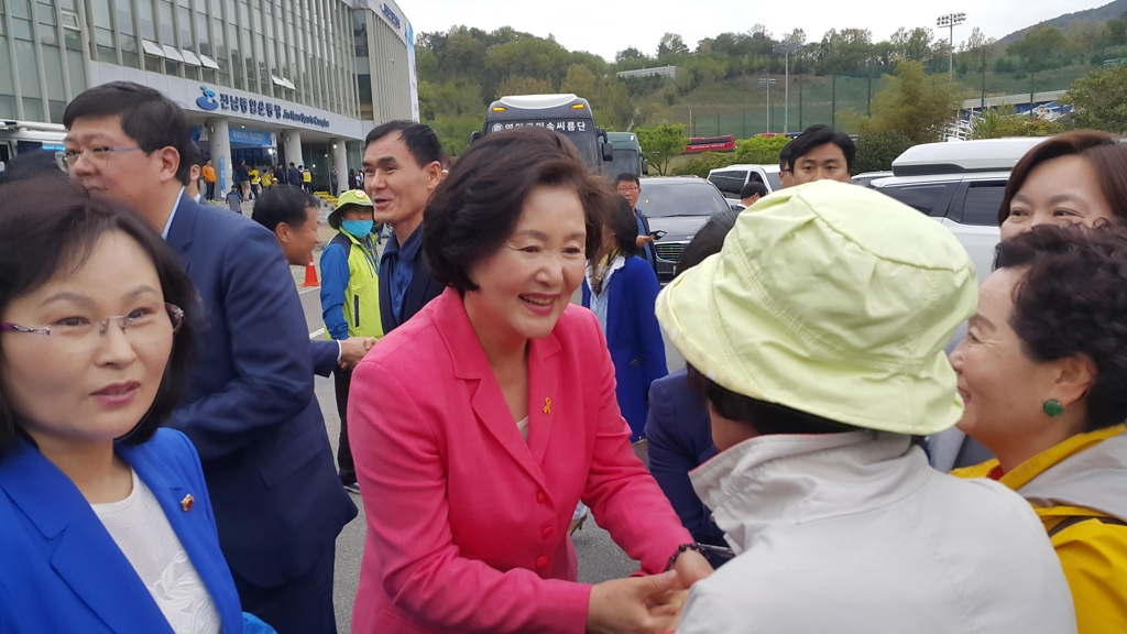 여수 시민과 악수하는 김정숙 여사