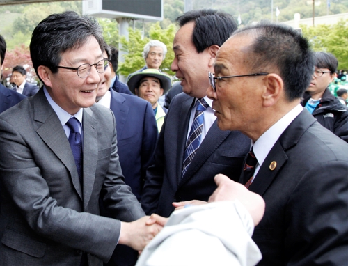 여수시민과 악수하는 바른정당 유승민 후보
