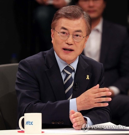 文 "토론할수록 다음 대통령 누가 바람직한지 국민이 구별" - 1