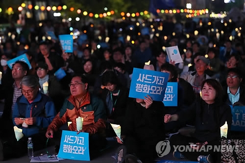 촛불집회 사드반대(서울=연합뉴스) 하사헌 기자 = '대선 D-10'인 29일 오후 서울 광화문광장에서 '박근혜정권퇴진 비상국민행동' 주최로 열린 23차 범국민행동의 날 촛불집회에서 참가자들이 촛불과 사드반대 피켓을 들고 있다. 이날 촛불집회는 내달 9일 예정된 제19대 대통령선거 전 마지막 촛불집회다. 2017.4.29toadboy@yna.co.kr(끝)