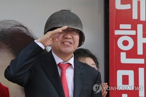 '철모 쓰고 '추풍령' 부르고'…洪, 수도권 안보·서민감성 자극(종합) - 1