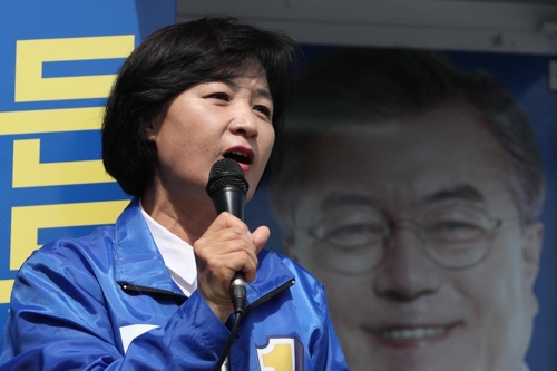(구리=연합뉴스) 임병식 기자 = 30일 오후 경기도 구리시 돌다리사거리 유세에서 더불어민주당 추미애 대표가 문재인 대통령 후보 지지를 호소하고 있다. 2017.4.30