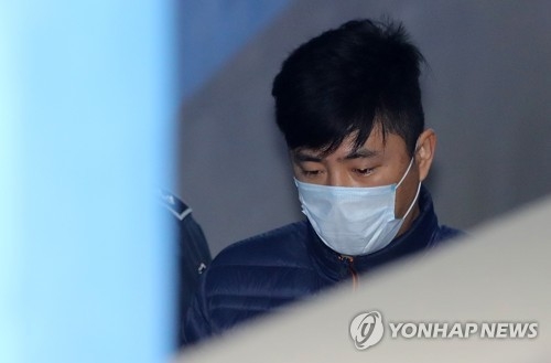 알선수재 등의 혐의로 검찰에 체포된 고영태씨가 지난달 14일 오후 서울 서초구 서울중앙지방법원에서 영장실질심사를 받기 위해 호송차에서 내리고 있다.