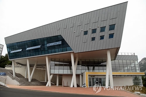 선박모양의 목포해양대 도서관