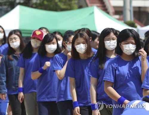 미세먼지 탓에 마스크를 쓰고 운동회에 참여하는 학생들